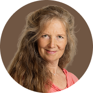 Partners die elkaars handen vasthouden in meditatie